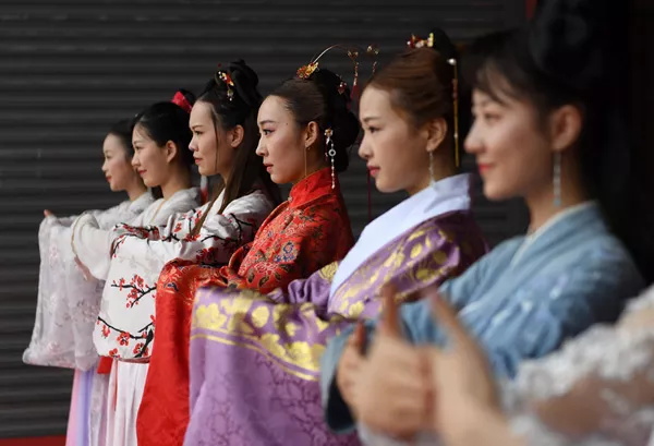 Why are more and more young people fascinated by the craze of “Hanfu” in China?